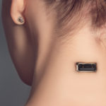 Kobieta cyborg z portem USB na szyi