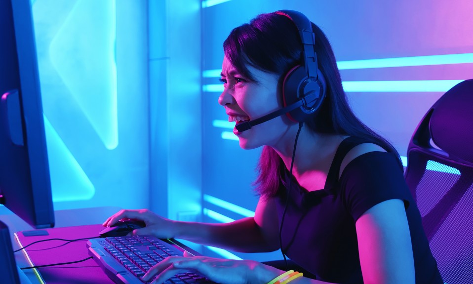 Dziewczyna gamer przed komputerem