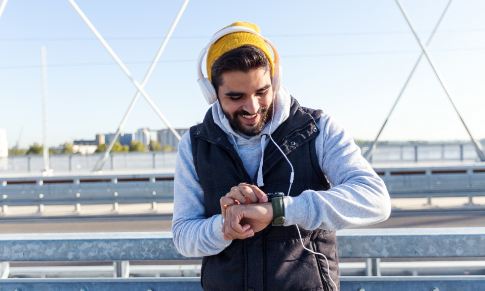 Mężczyzna ze smartwatchem na ręku na zimowym treningu