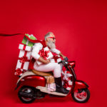 Nowoczesny święty Mikołaj z prezentami na skuterze