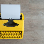żółta maszyna do pisania w stylu retro