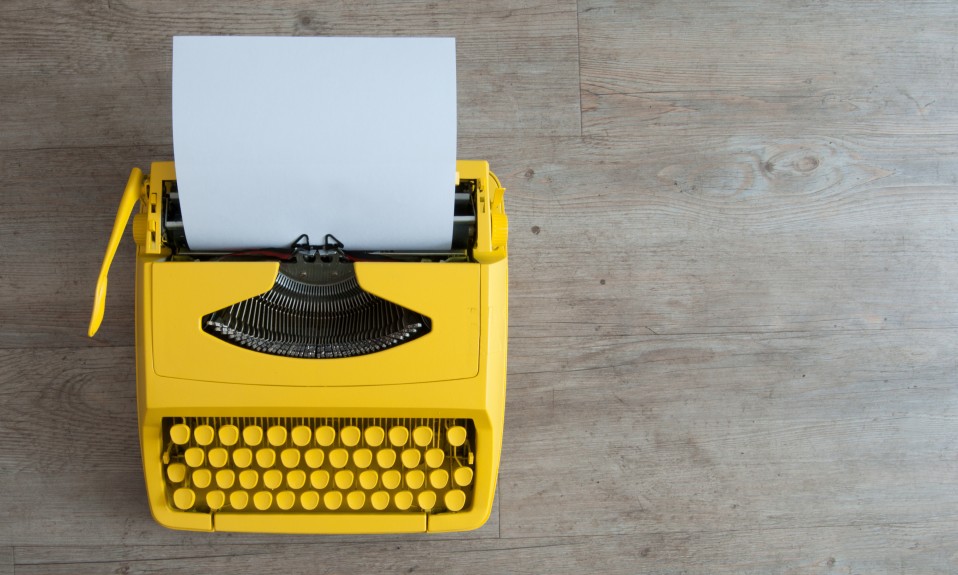 żółta maszyna do pisania w stylu retro