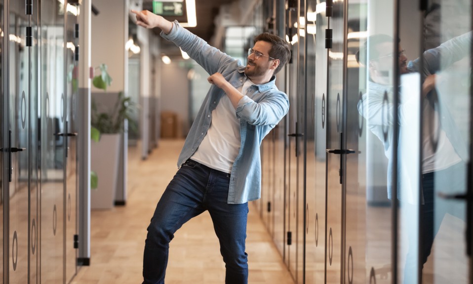 mężczyzna tańczący z radości w biurze