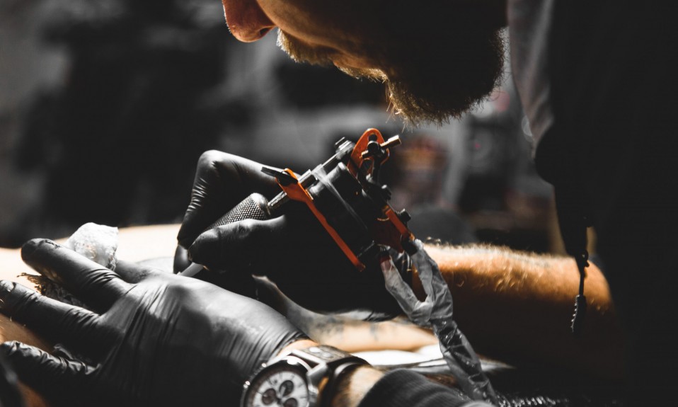 tatuażysta w gabinecie tatuażu