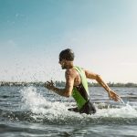 triathlonista w wodzie