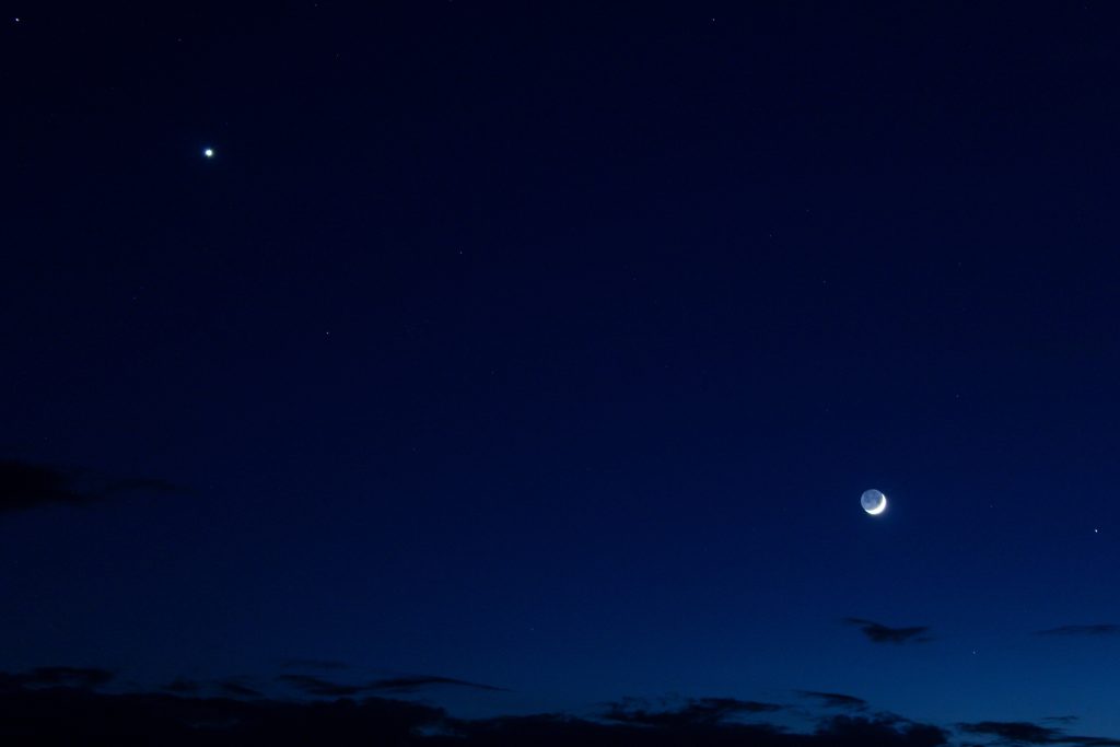 
Na nocnym niebie widać sierp Księżyca, Jowisza oraz Wenus